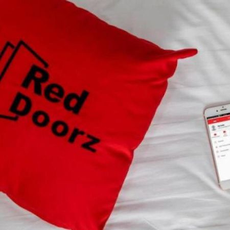 מלון Reddoorz Syariah @ Ketintang סוראבאיה מראה חיצוני תמונה