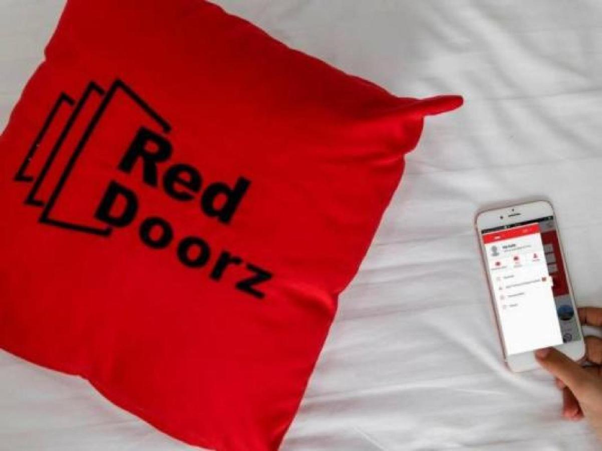 מלון Reddoorz Syariah @ Ketintang סוראבאיה מראה חיצוני תמונה